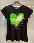 T-shirt con cuore e scritte