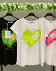 T-shirt con cuore e scritte