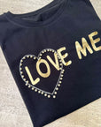 T-shirt comoda slim fit scritta love me