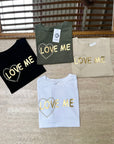 T-shirt comoda slim fit scritta love me