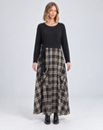 Abito lungo combinato nero e tartan indossato da Polly 5, vista frontale
