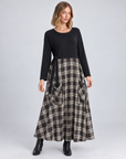 Abito lungo combinato nero e tartan indossato da Polly 5, posa con dettagli delle tasche
