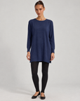 Abito tunica in maglia blu indossato da Polly 6, vista frontale