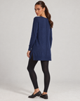 Abito tunica in maglia blu indossato da Polly 6, vista posteriore a tre quarti
