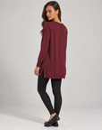 Abito tunica in maglia bordeaux indossato da Polly 6, vista posteriore a tre quarti