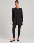 Abito tunica in maglia nero indossato da Polly 6, vista frontale