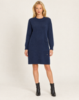Abito in maglia donna blu con tasca a coste, indossato da Polly 7 - vista intera
