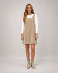 Abito salopette in velluto beige con maglia bianca, indossato da Polly 6, vista frontale