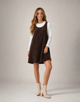 Abito salopette in velluto marrone con maglia bianca, indossato da Polly 6, vista tre quarti