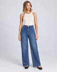 Jeans B11 2701 blu denim con fondo a taglio vivo indossati da Polly 5 – vista frontale