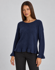 Maglia donna girocollo con volant blu indossata da Polly 4, vista tre quarti