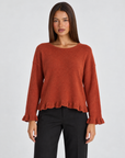 Maglia donna girocollo con volant coccio indossata da Polly 4, vista frontale
