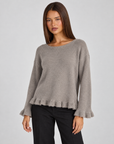 Maglia donna girocollo con volant fango indossata da Polly 4, vista tre quarti