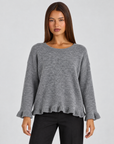 Maglia donna girocollo con volant grigio indossata da Polly 4, vista frontale