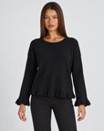 Maglia donna girocollo con volant nero indossata da Polly 4, vista frontale
