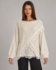Maglia donna oversize con incrocio e bordi in pizzo beige indossati da Polly 4 — vista frontale