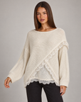 Maglia donna oversize con incrocio e bordi in pizzo beige indossati da Polly 4 — vista tre quarti