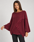 Maglia donna oversize con incrocio e bordi in pizzo bordeaux su Polly 4 — vista tre quarti