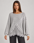 Maglia donna oversize con incrocio e bordi in pizzo grigio su Polly 4 — vista frontale