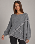 Maglia donna oversize con incrocio e bordi in pizzo grigio scuro su Polly 4 — vista tre quarti