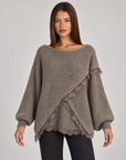 Maglia donna oversize con incrocio e bordi in pizzo marrone su Polly 4 — vista frontale