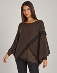 Maglia donna oversize con incrocio e bordi in pizzo marrone scuro su Polly 4 — vista tre quarti