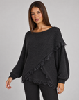Maglia donna oversize con incrocio e bordi in pizzo nero indossati da Polly 4 — vista tre quarti