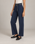 Pantaloni donna a gamba dritta con cintura e vita arricciata blu su Polly 4 — vista tre quarti