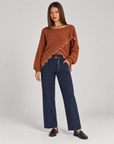 Pantaloni donna a gamba dritta con cintura e vita arricciata blu su Polly 4 — outfit completo con maglia incrociata in pizzo