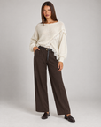 Pantaloni donna a gamba dritta con cintura e vita arricciata marrone su Polly 4 — outfit completo con maglia incrociata in pizzo