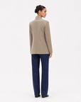 Blazer Donna Strutturato con Chiusura Asimmetrica Beige vista retro indossata da Polly 6