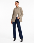 Blazer Donna Strutturato con Chiusura Asimmetrica Beige vista tre-quarti indossata da Polly 6