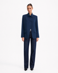 Blazer Donna Strutturato con Chiusura Asimmetrica Blu vista frontale indossata da Polly 6