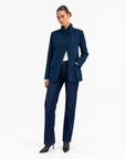 Blazer Donna Strutturato con Chiusura Asimmetrica Blu vista tre-quarti indossata da Polly 6
