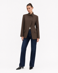 Blazer Donna Strutturato con Chiusura Asimmetrica Marrone vista tre-quarti indossata da Polly 6