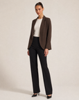 Blazer morbido effetto tailoring Marrone scuro indossato da Polly 6 - vista tre quarti