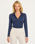 Body camicia donna blu con colletto e bottoni indossato da Polly 7 - vista frontale