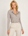 Body camicia donna fango con colletto e bottoni indossato da Polly 7 - vista a tre quarti
