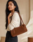 Borsa baguette donna in vera pelle scamosciata color cuoio indossata