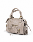 Borsa Berna in vera pelle grigio chiaro su sfondo bianco