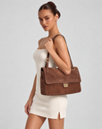 Borsa H4 marrone indossata da Polly 6