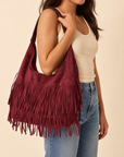 Borsa hobo con frange in ecopelle Bordeaux - indossata a spalla