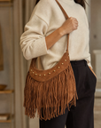Borsa hobo con frange in vera pelle camel indossata a spalla