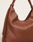 Borsa hobo in vera pelle camel con nodi – dettaglio della pelle e dei nodi