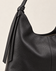 Borsa hobo in vera pelle nera con nodi – dettaglio della pelle e dei nodi