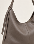 Borsa hobo in vera pelle taupe con nodi – dettaglio della pelle e dei nodi