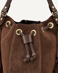 Borsa secchiello in vera pelle scamosciata marrone con frange - dettaglio coulisse e occhielli