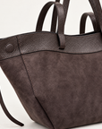 Borsa shopper in vera pelle scamosciata marrone - dettaglio finiture e manici