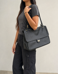 Borsa shopper donna in vera pelle nera indossata a spalla