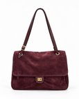 Borsa a spalla in vera pelle scamosciata bordeaux con patta e chiusura dorata – vista frontale